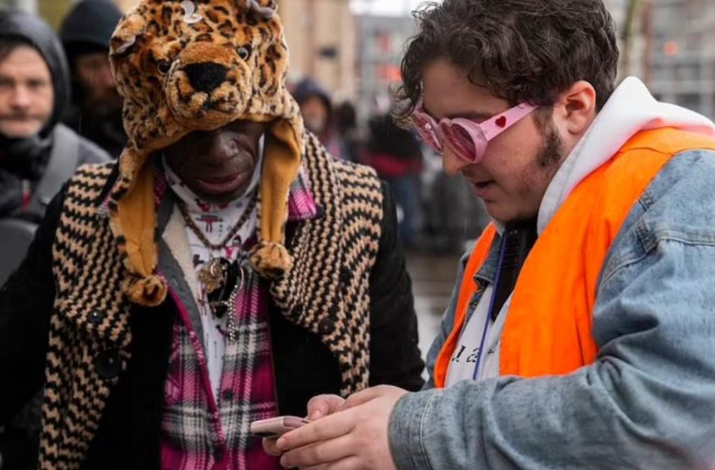 Duke shares information with a peer outside Blanchet House. Duke is Peer Support and Housing Specialist working with people experiencing challenges to securing housing. Photo courtesy of AP News Jenny Kane.